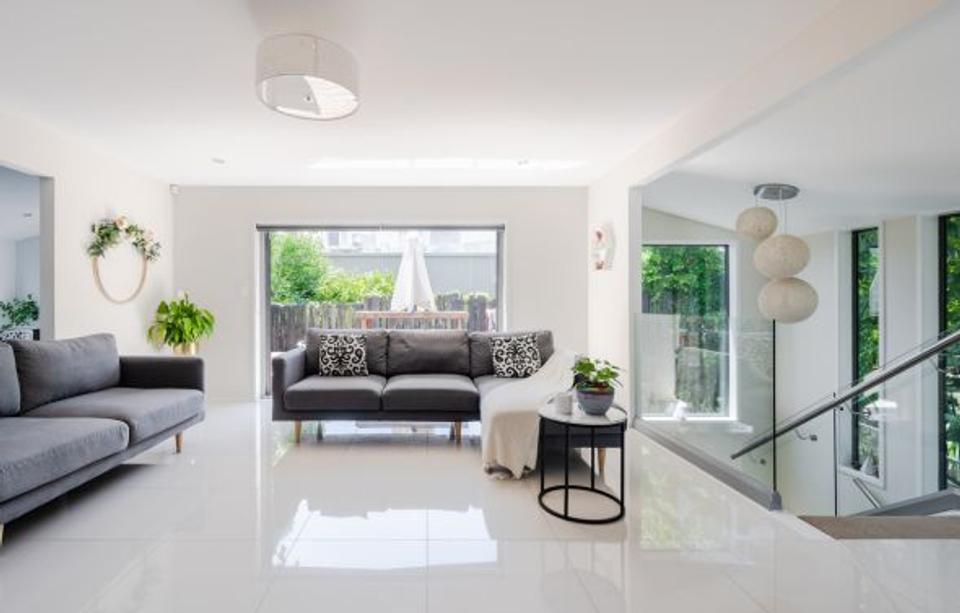 Which Solutions Offer Customizable Templates for Guest Communication: Top Platforms Compared